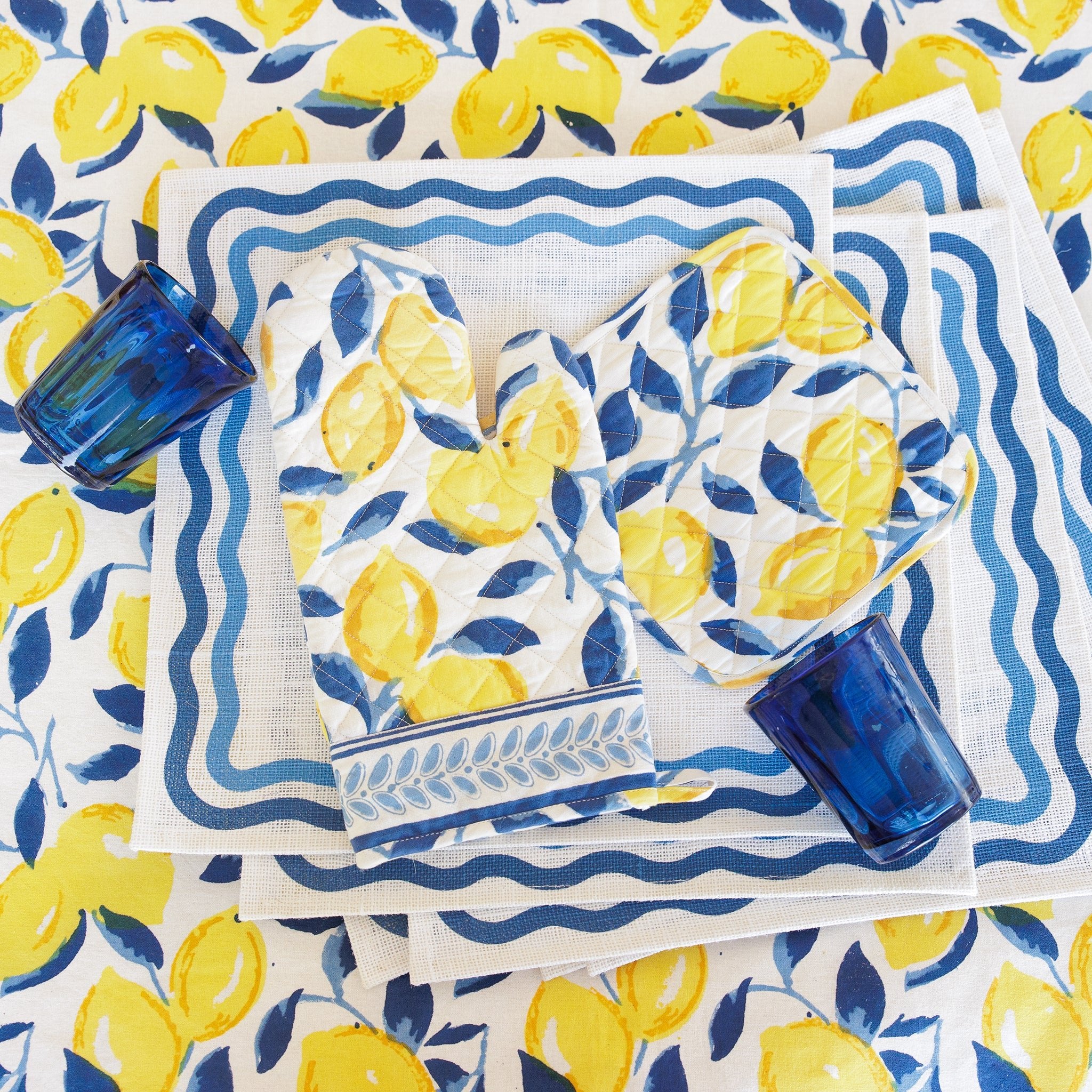 Navy blue and yellow lemon printed pot holder and oven mitt set.