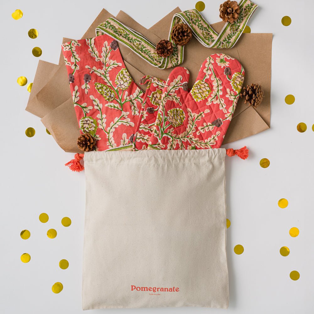 Harvest Pinecone Apron & Oven Mitt Gift Set Bundle