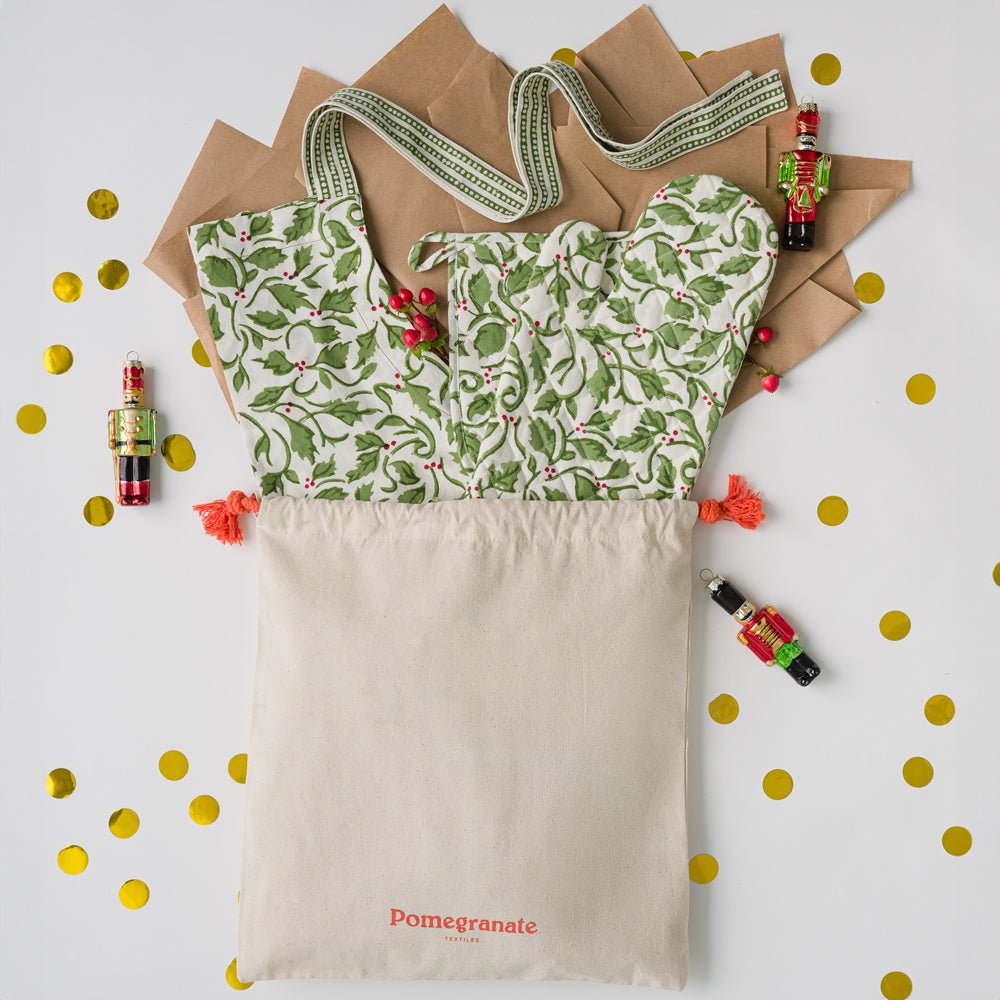Holly Berry Apron & Oven Mitt Gift Set Bundle