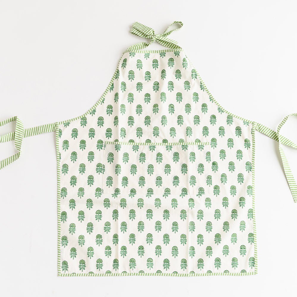 Pocket in front, and adjustable ties behind the neck and behind the back.